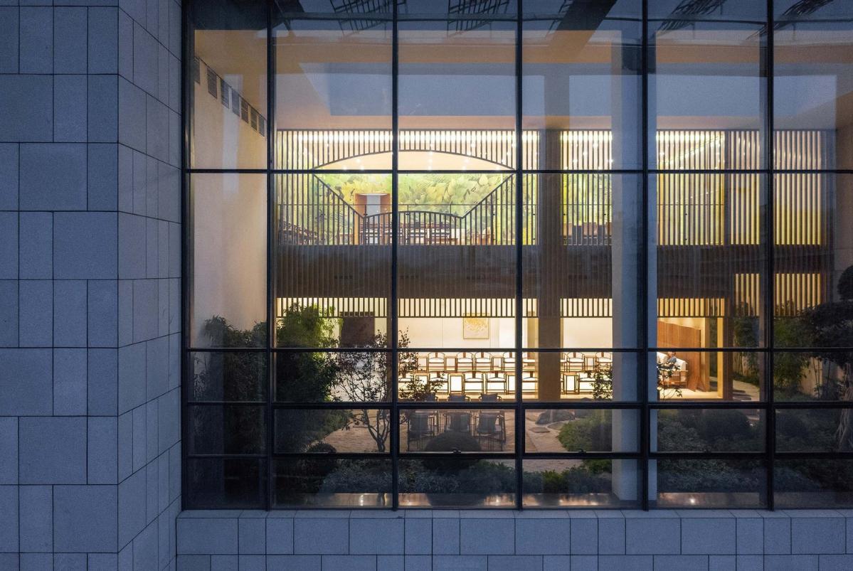 09_透過(guò)玻璃幕墻看小鎮(zhèn)社區(qū)接待廳(攝影:曾天培).jpg 09_透過(guò)玻璃幕墻看小鎮(zhèn)社區(qū)接待廳(攝影:曾天培).jpg