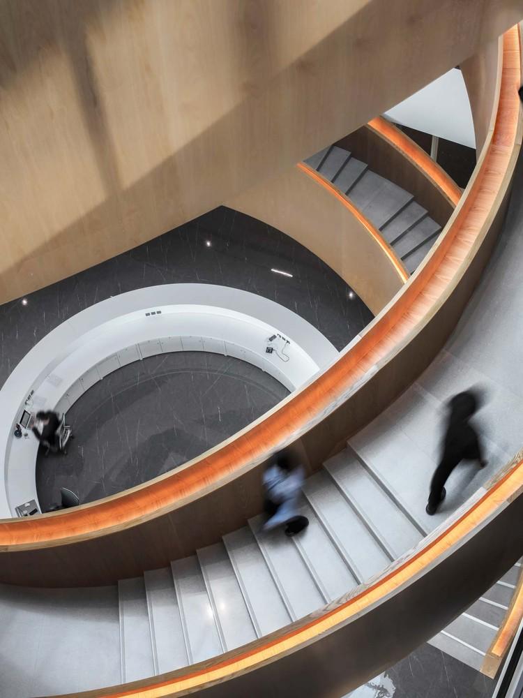 3__樓梯從前臺(tái)開始旋轉(zhuǎn)而上Stairs_start_to_spiral_up_from_the_reception_area?Sam.jpg 3__樓梯從前臺(tái)開始旋轉(zhuǎn)而上Stairs_start_to_spiral_up_from_the_reception_area?Sam.jpg